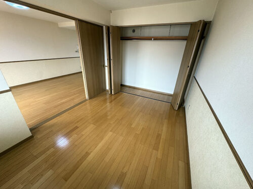 ② (寝室)