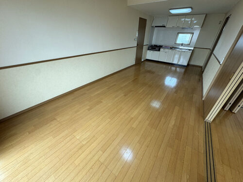 ② (居間)