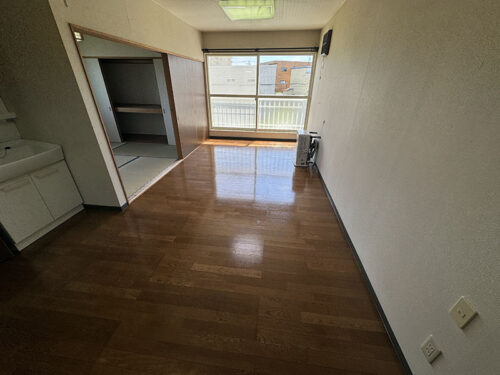 ① (居間)