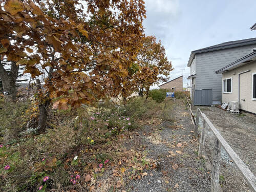 公道から建物方向 (外観)